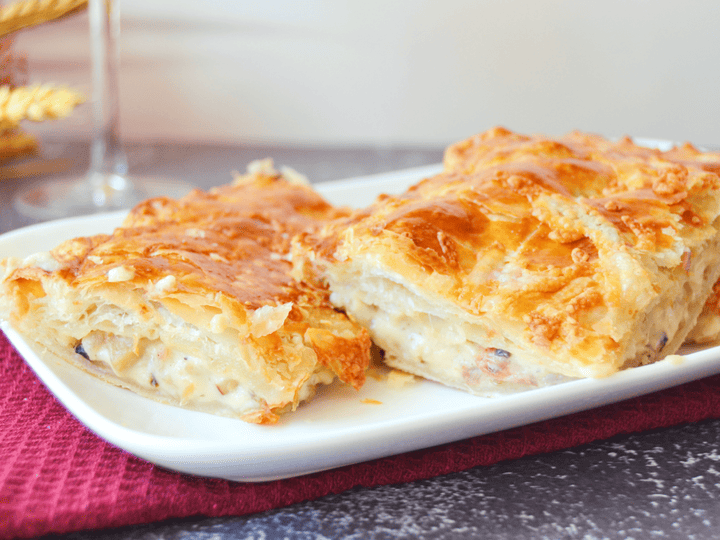 Empanada de hojaldre con bacon, queso y champiñones