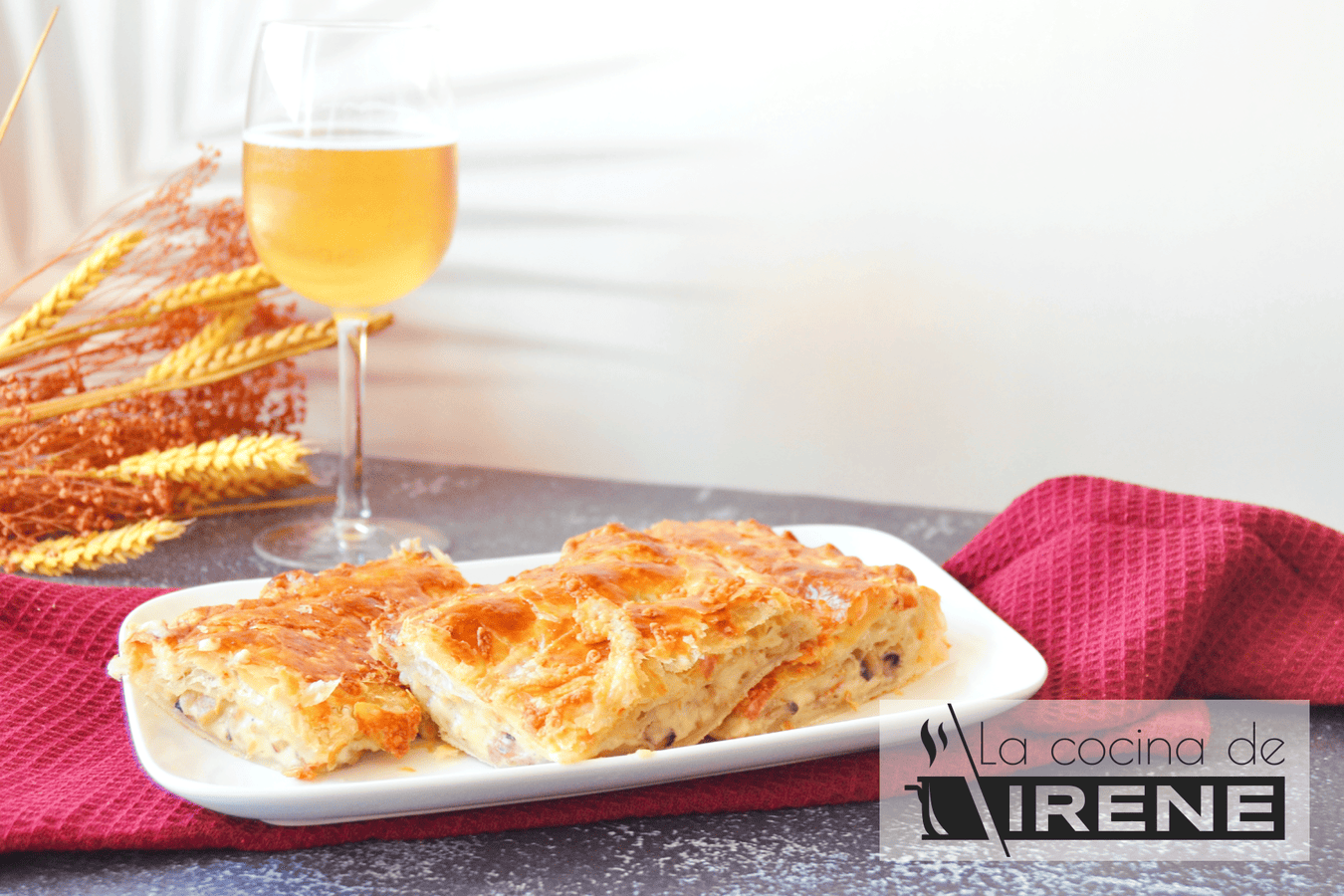 Empanada de hojaldre con bacon, queso y champiñones