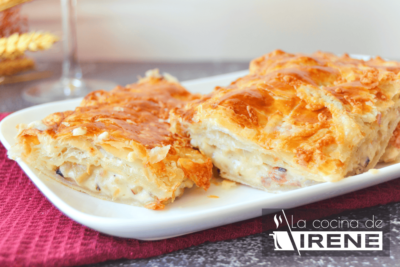 Empanada de hojaldre con bacon, queso y champiñones