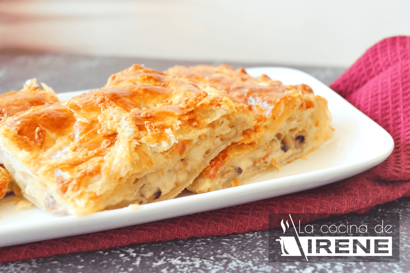 Empanada de hojaldre con bacon, queso y champiñones