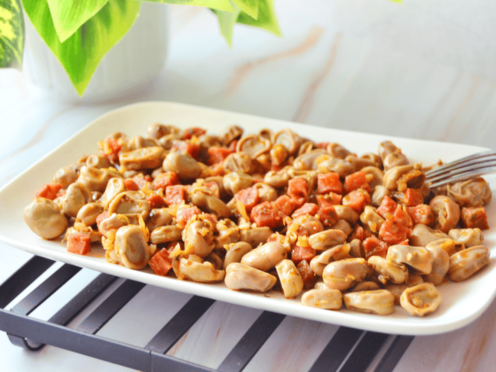 Habitas con jamón serrano