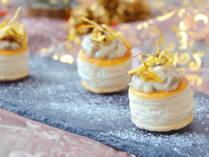 Mini volovanes rellenos de pollo, champiñones y bechamel
