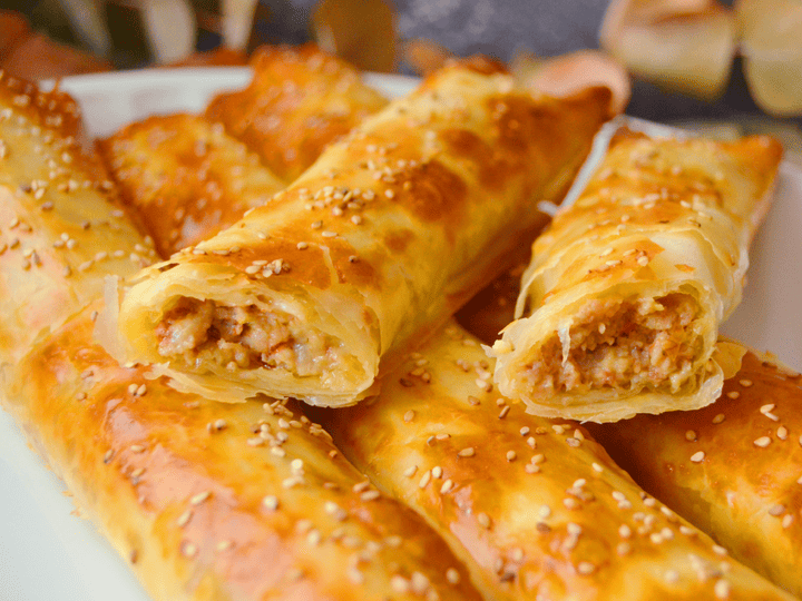 Flautas de masa filo rellenas de carne picada y queso