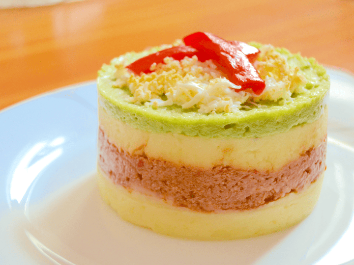 Timbal cremoso de patata, carne picada y aguacate