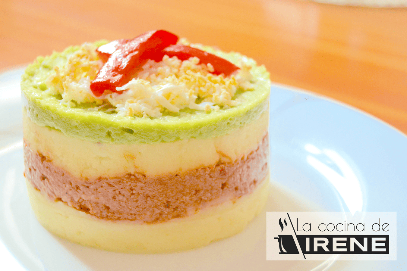 Timbal cremoso de patata, carne picada y aguacate