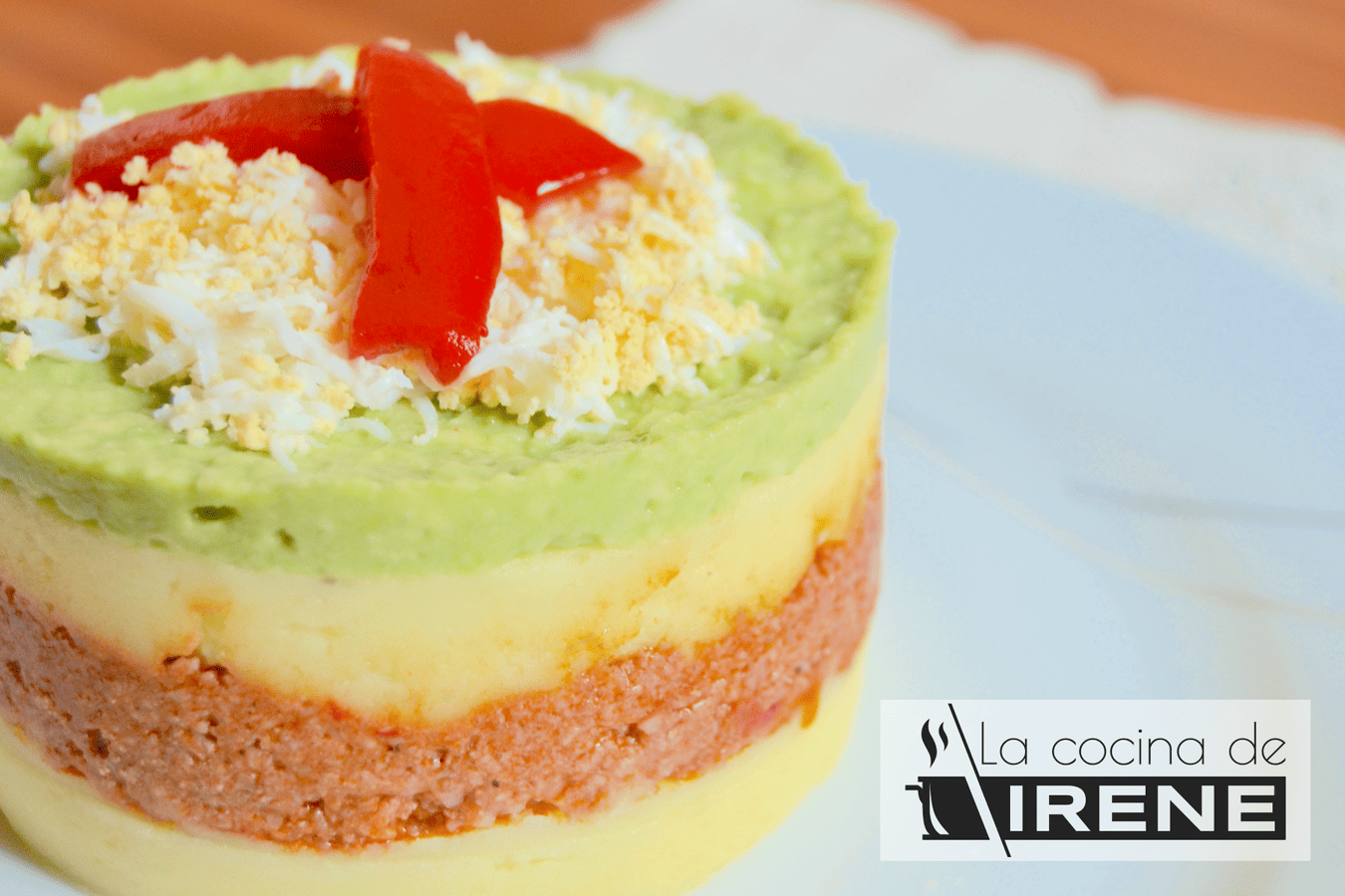 Timbal cremoso de patata, carne picada y aguacate