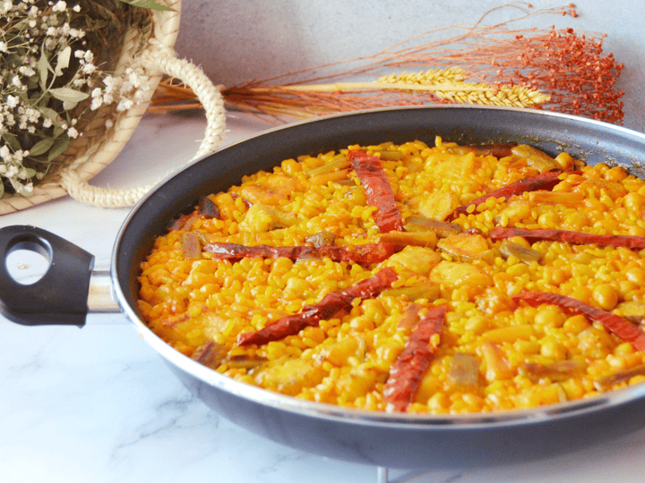Paella de bacalao y garbanzos