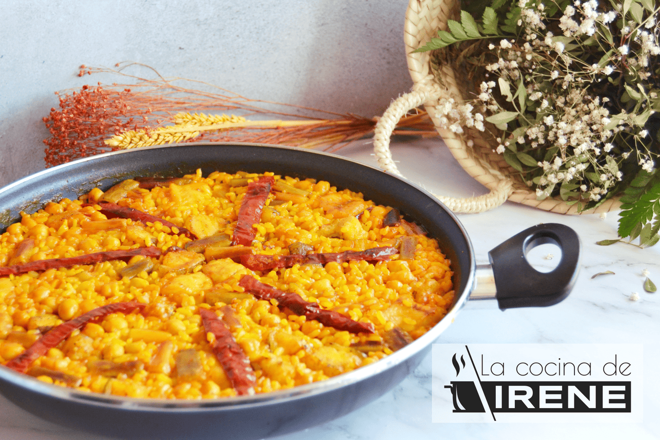 Paella de bacalao y garbanzos