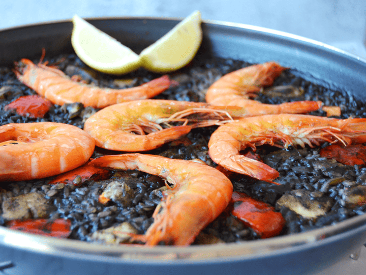 Arroz negro con pota y langostinos