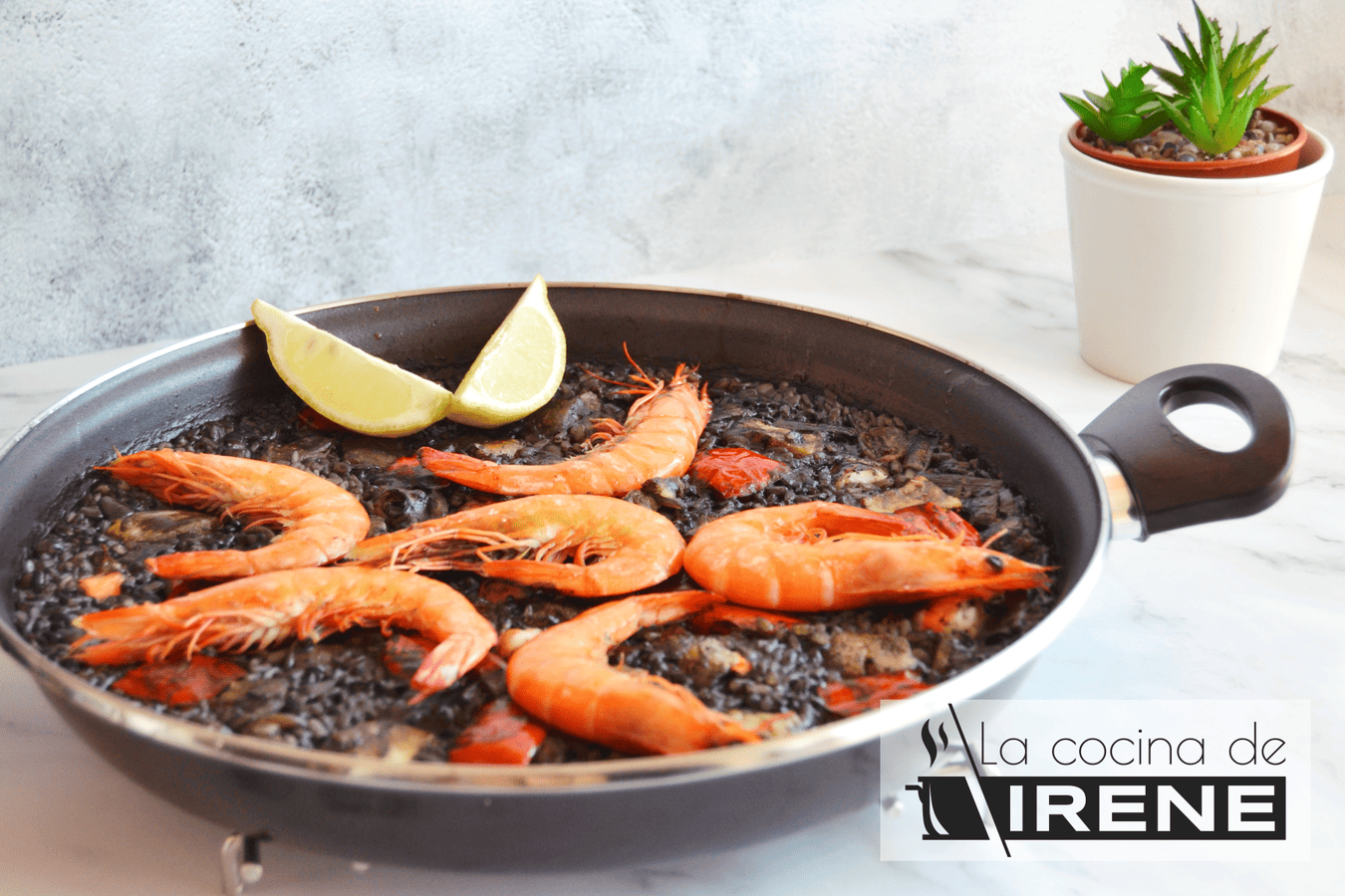 Arroz negro con pota, rape y langostinos