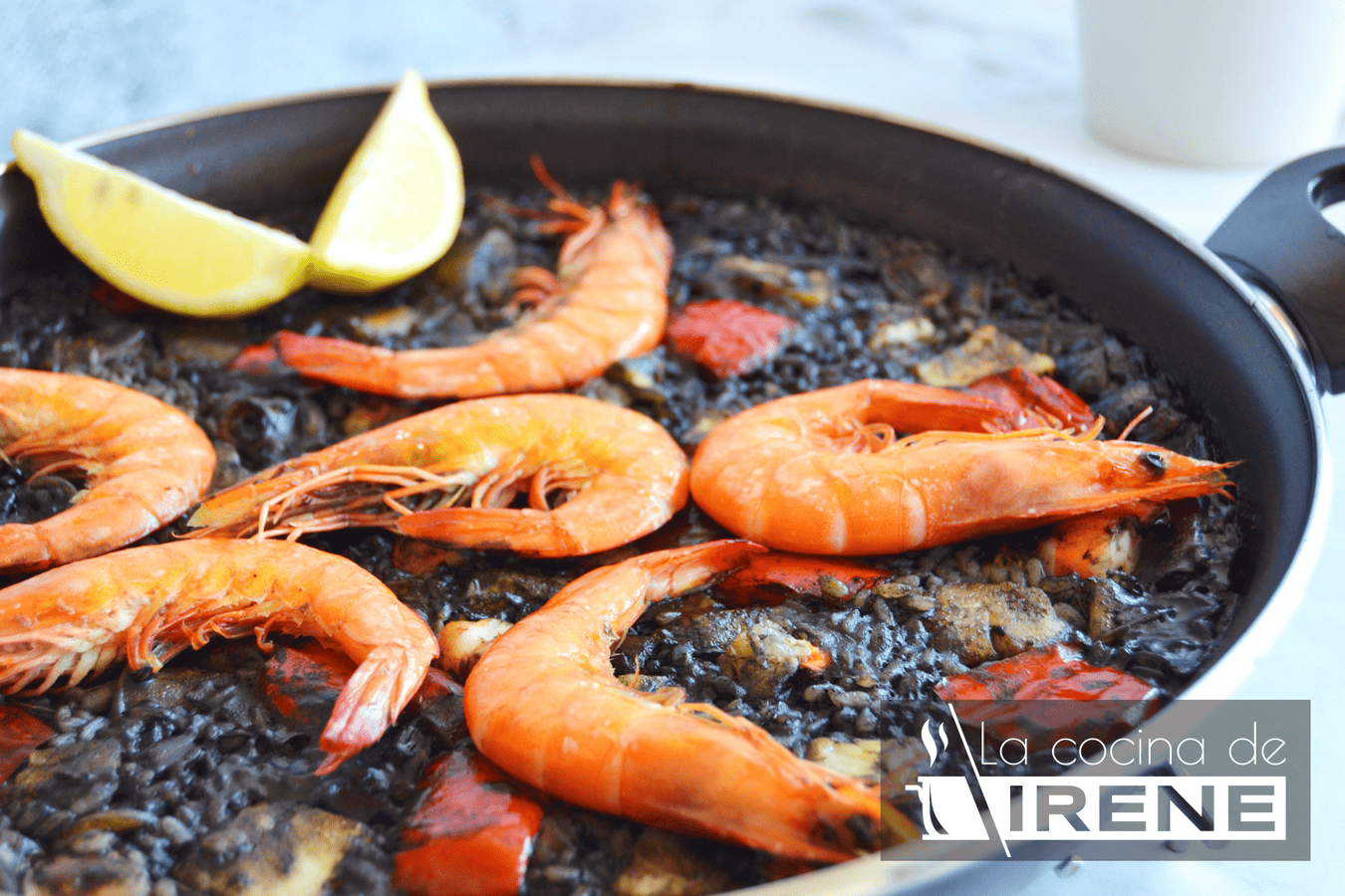 Arroz negro con pota, rape y langostinos