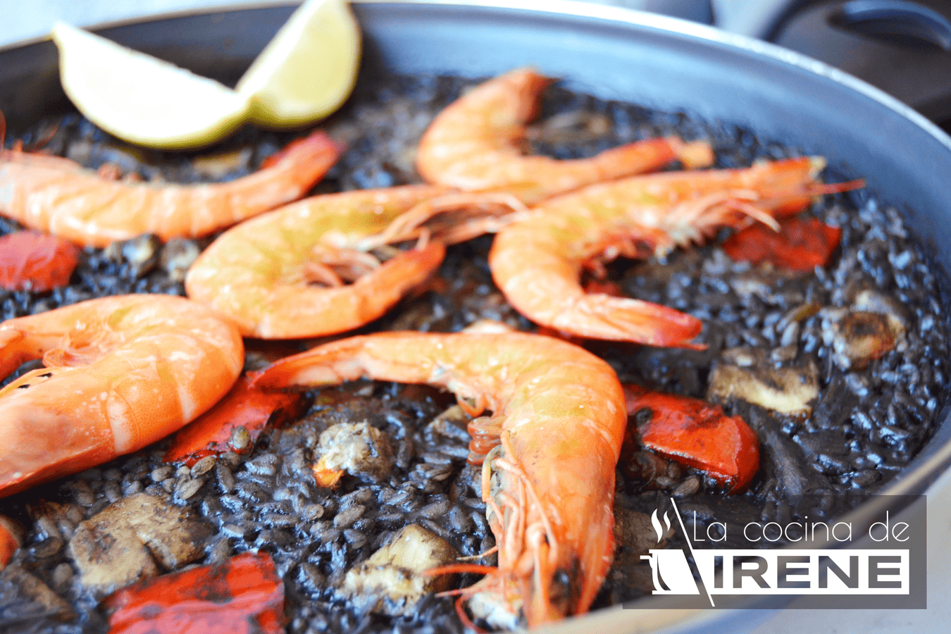 Arroz negro con pota, rape y langostinos