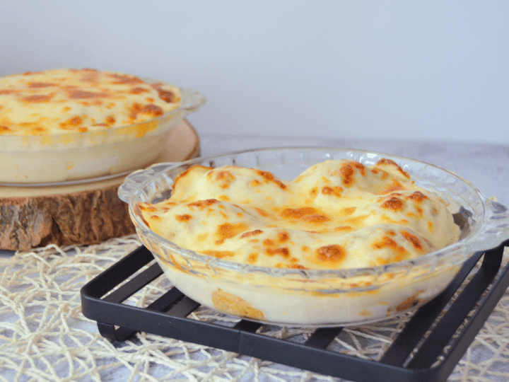 Huevos rellenos de pollo y bechamel