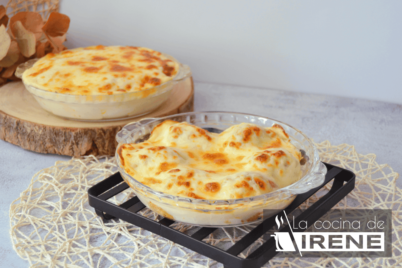 Huevos rellenos de pollo con bechamel