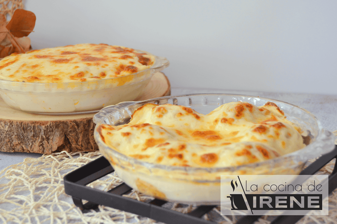 Huevos rellenos de pollo con bechamel