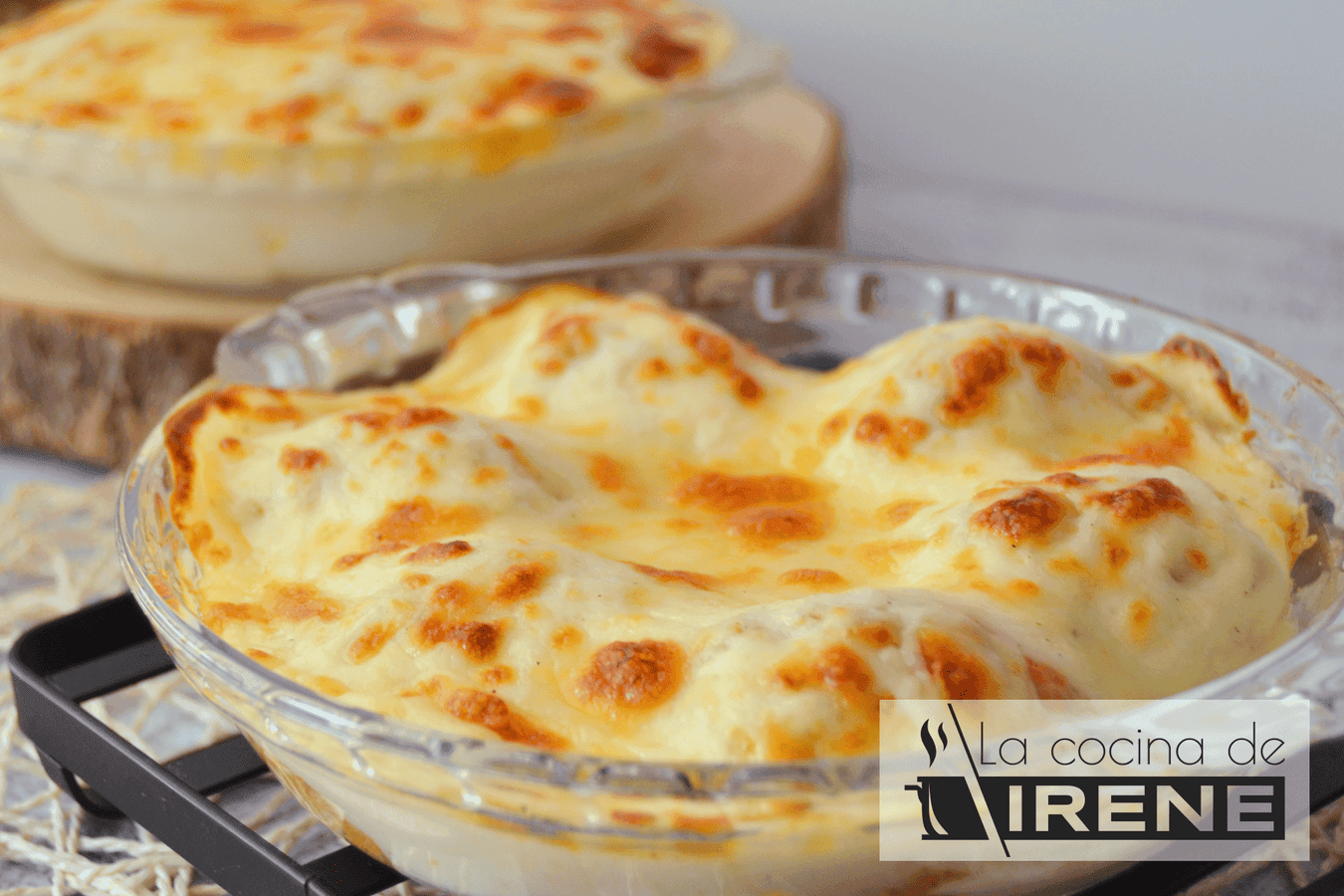 Huevos rellenos de pollo con bechamel