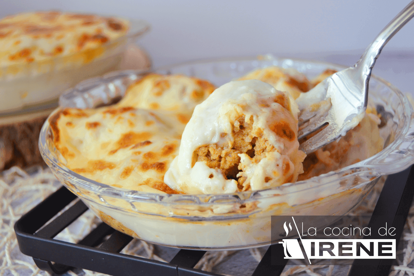 Huevos rellenos de pollo con bechamel