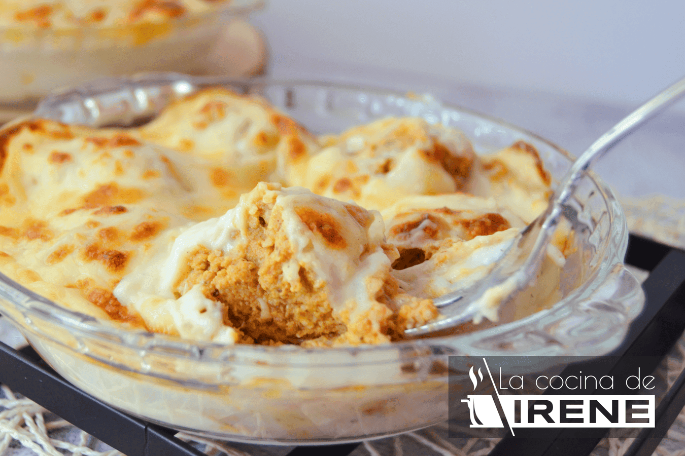 Huevos rellenos de pollo con bechamel