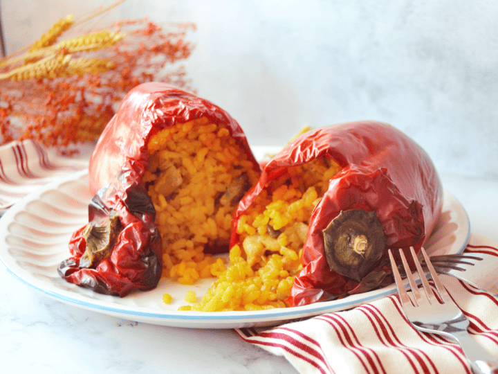 Pimientos rellenos de arroz, pollo y magro