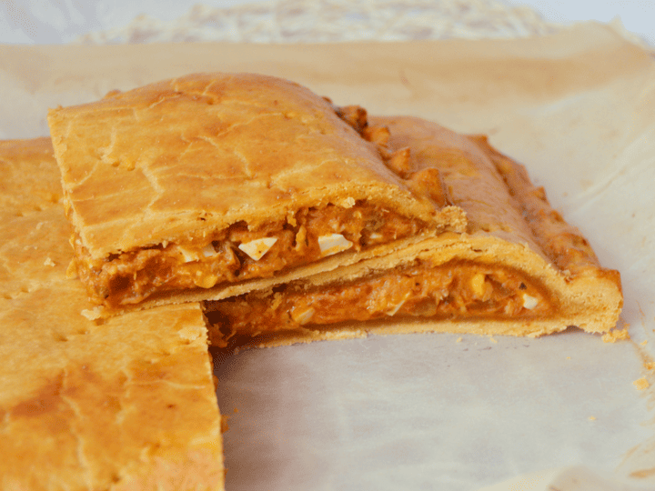 Empanada de atún, huevo y tomate