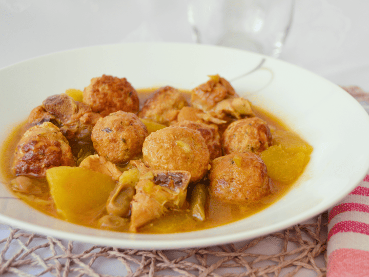 Guiso de pollo con patatas y albóndigas