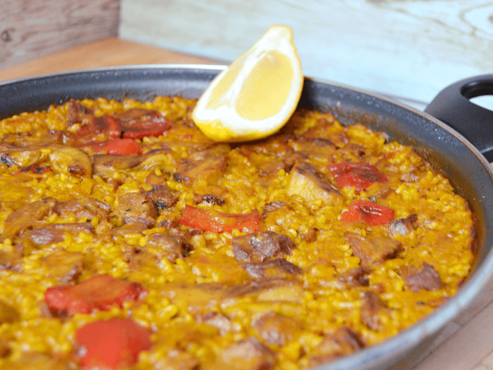 Paella de costillas de cerdo y verduras