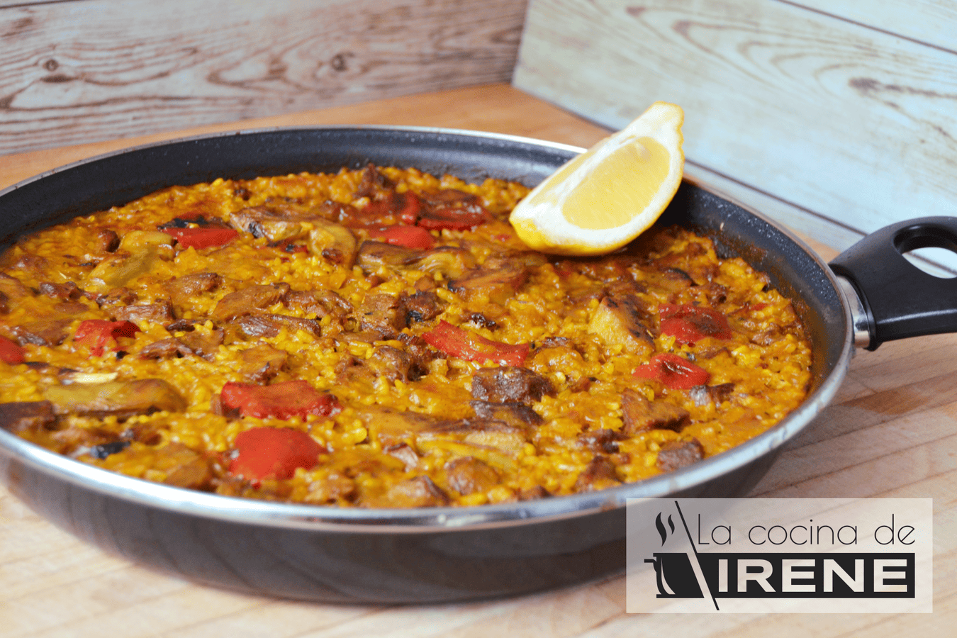 Paella de costillas de cerdo y verduras