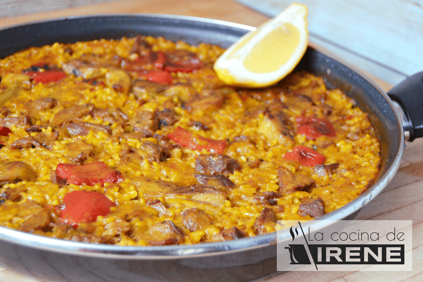 Paella de costillas de cerdo y verduras