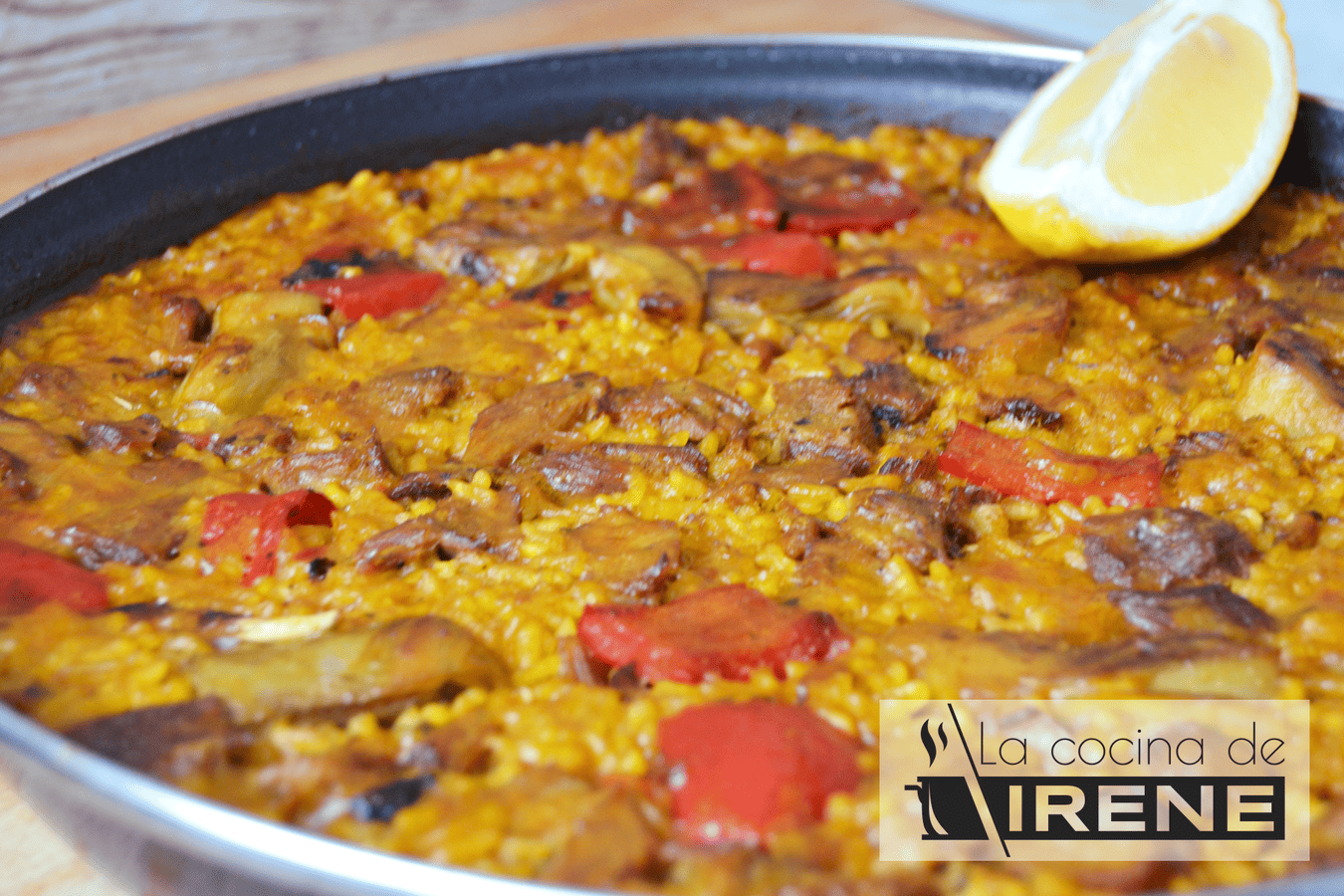 Paella de costillas de cerdo y verduras