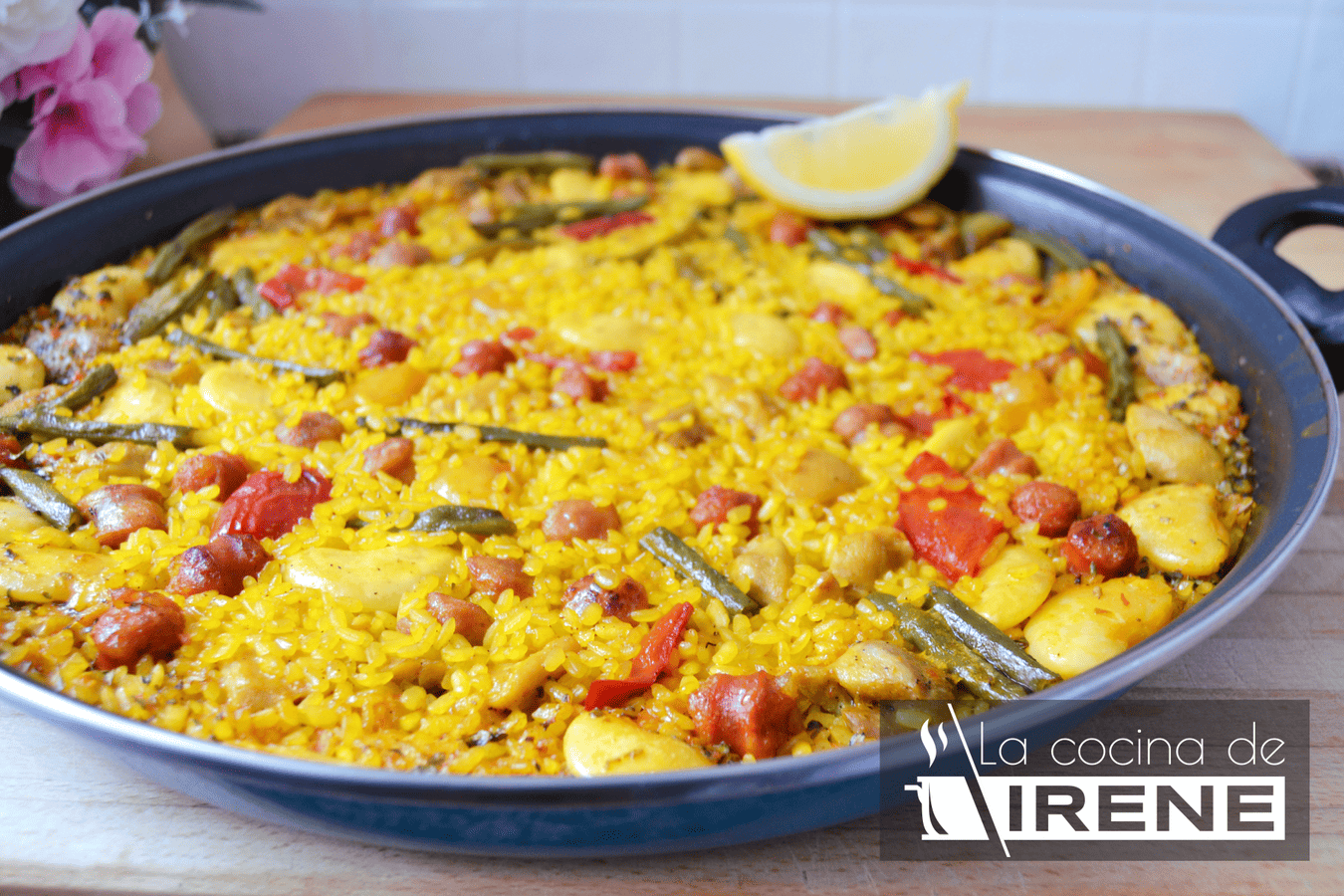 Paella de pollo y salchichas