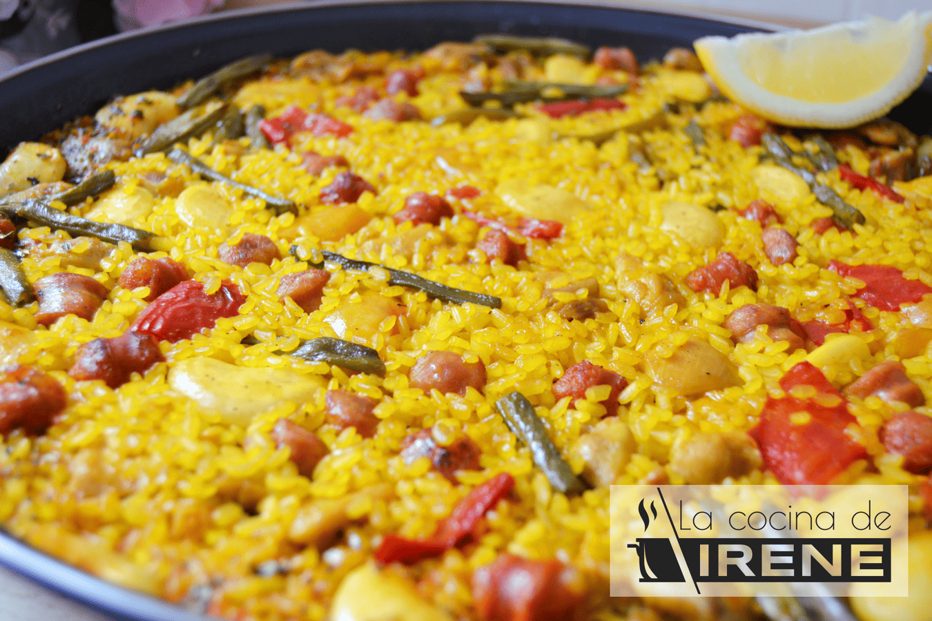 Paella de pollo y salchichas