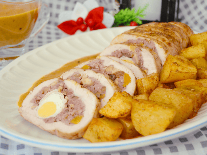 Pechuga de pavo rellena de carne picada y frutos secos