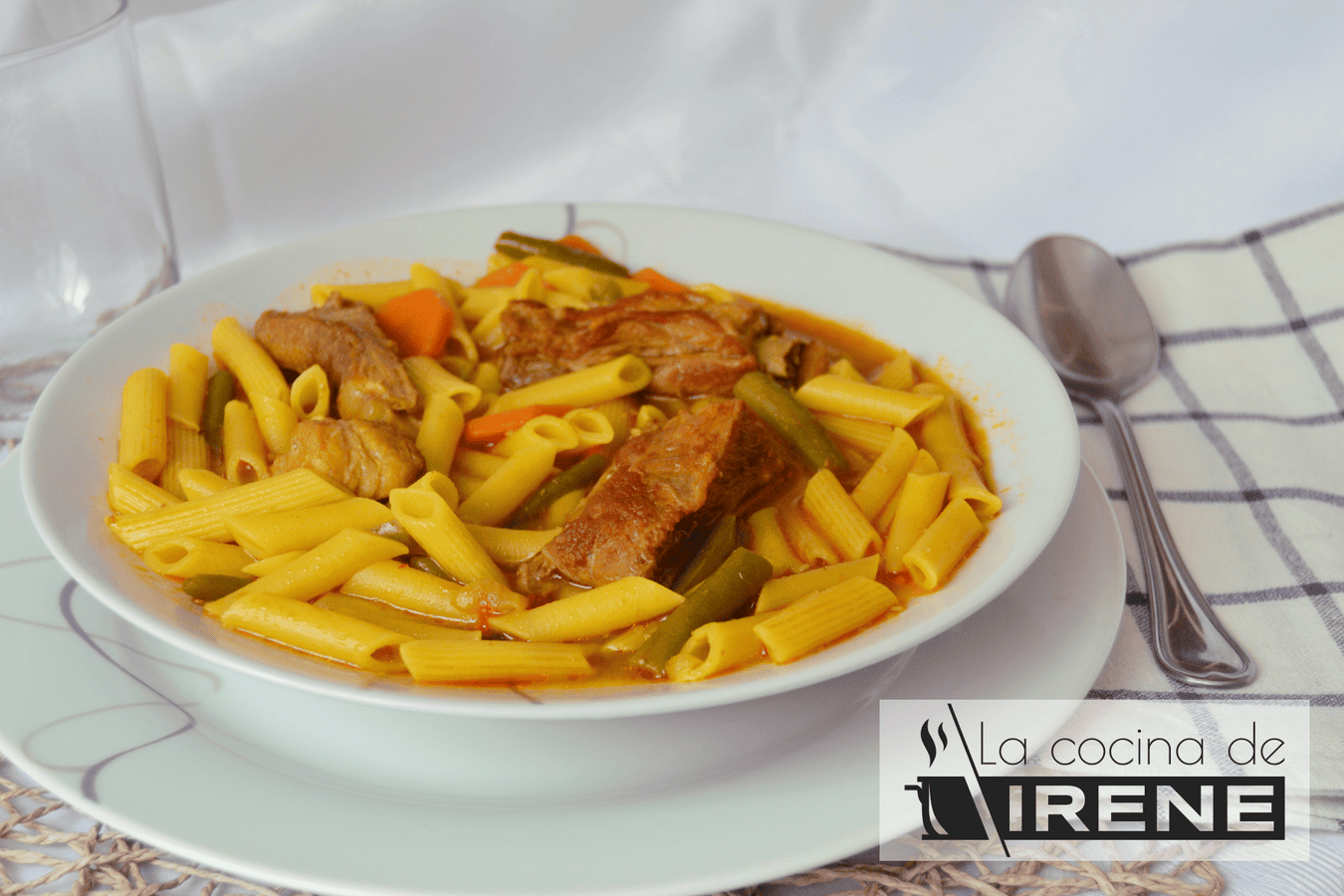 Guiso de costillas de cerdo con macarrones