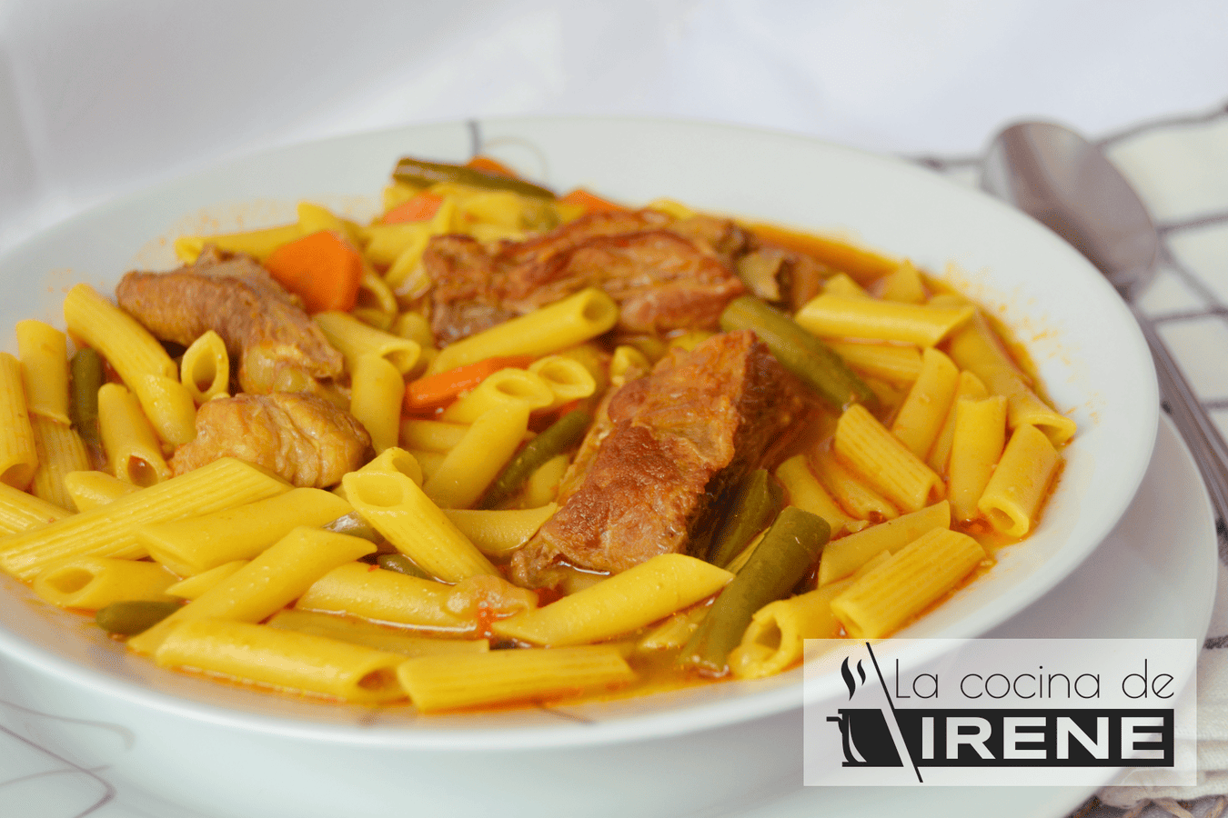 Guiso de costillas de cerdo con macarrones