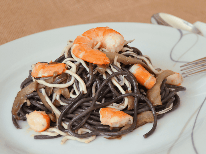 Espaguetis negros con setas y langostinos