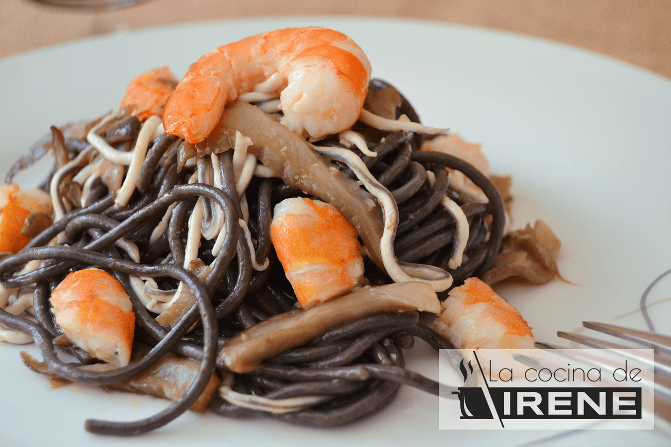 Espaguetis negros con setas y langostinos