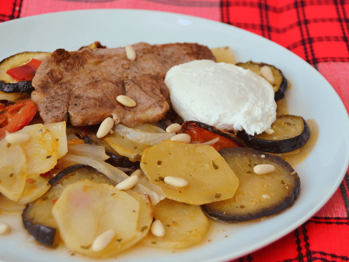 Filete de aguja de cerdo asado con patatas y calabacín