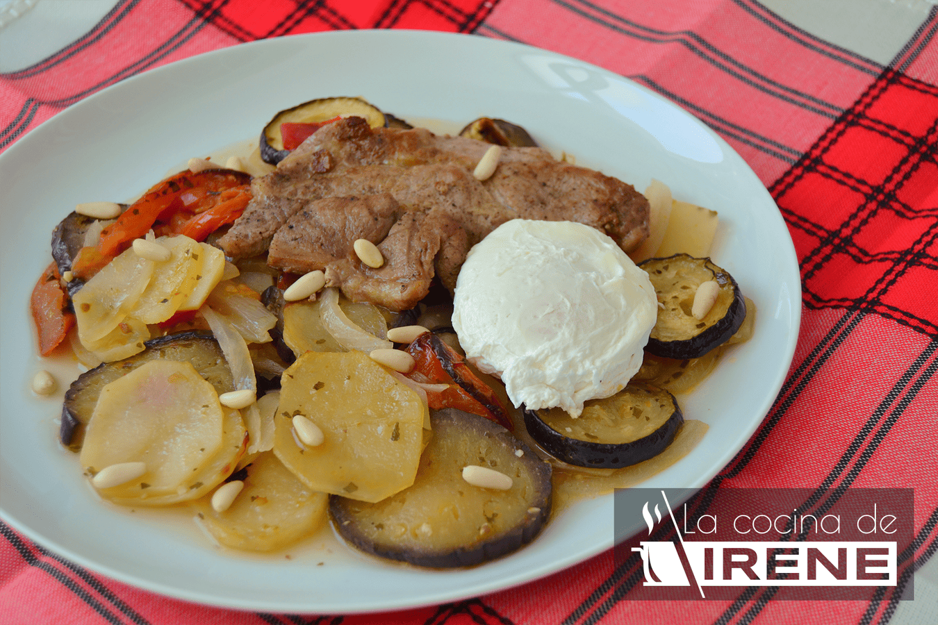 Filetes de aguja de cerdo asados con patatas y calabacín