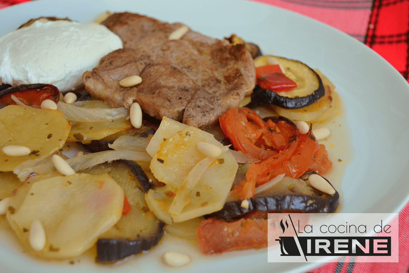Filetes de aguja de cerdo asados con patatas y calabacín
