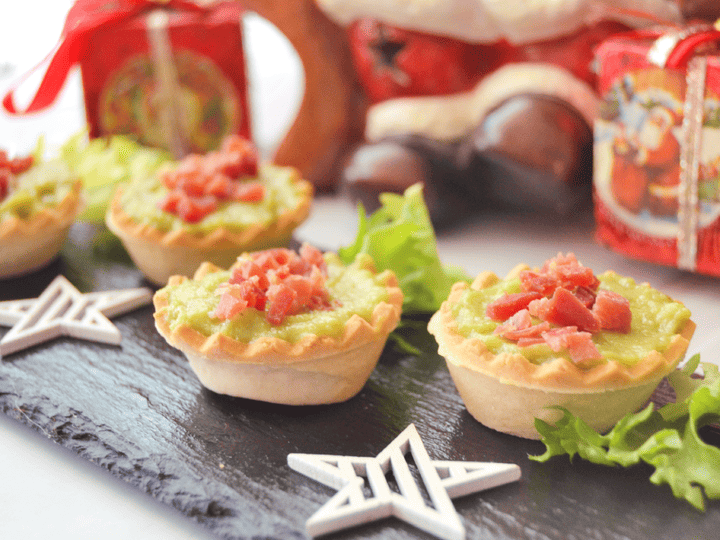 Mini tartaletas de guacamole y jamón serrano