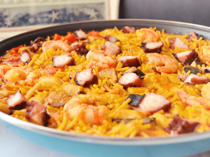 Fideuá de pulpo y langostinos