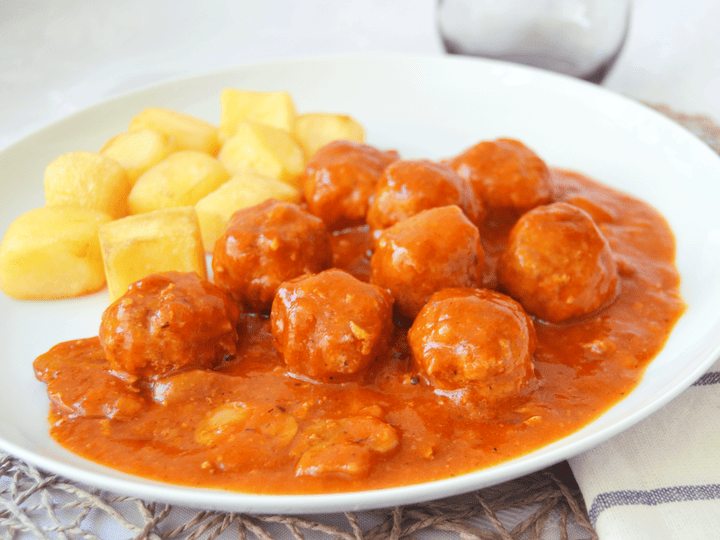 Albóndigas con salsa de tomate y champiñones