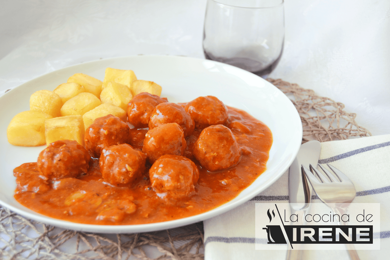Albóndigas de carne picada en salsa de tomate y champiñones