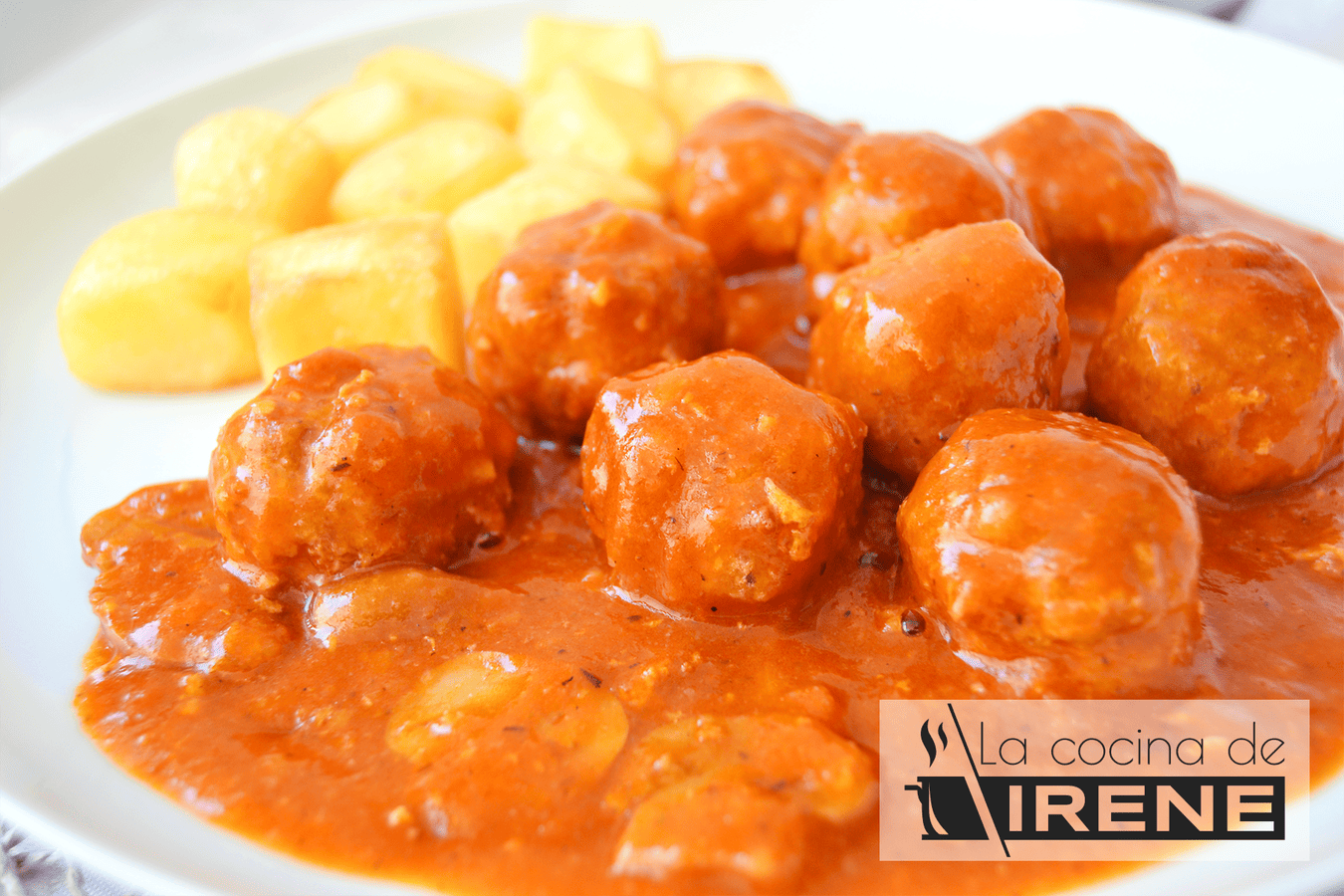 Albóndigas de carne picada en salsa de tomate y champiñones