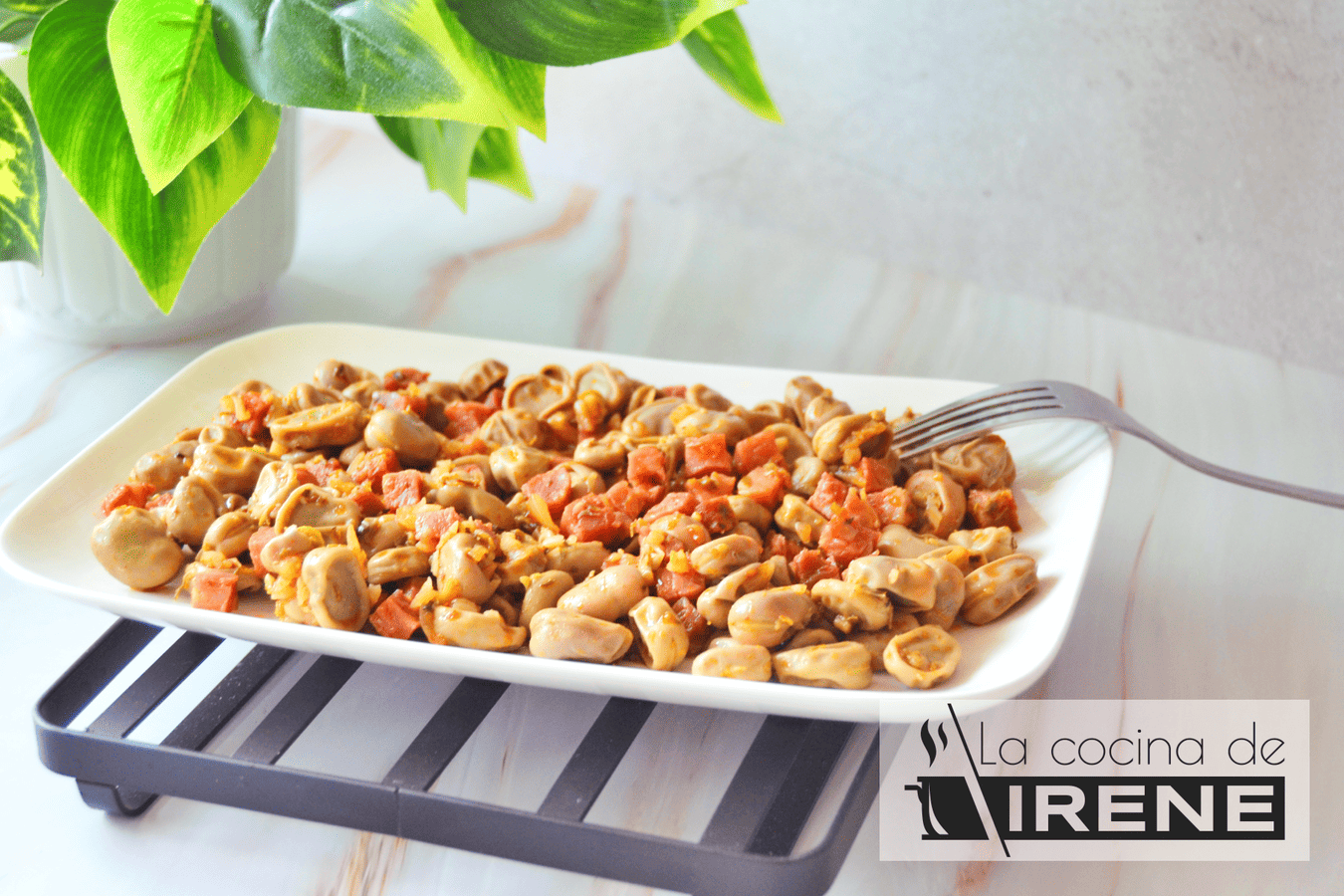 Habitas con jamón serrano