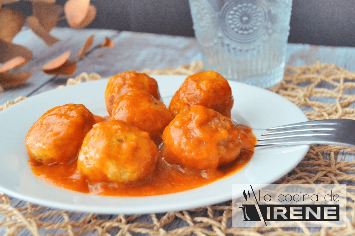 Albóndigas de pollo en salsa española