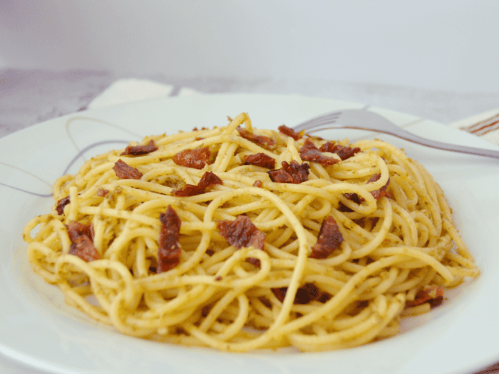 Espaguetis al pesto rojo