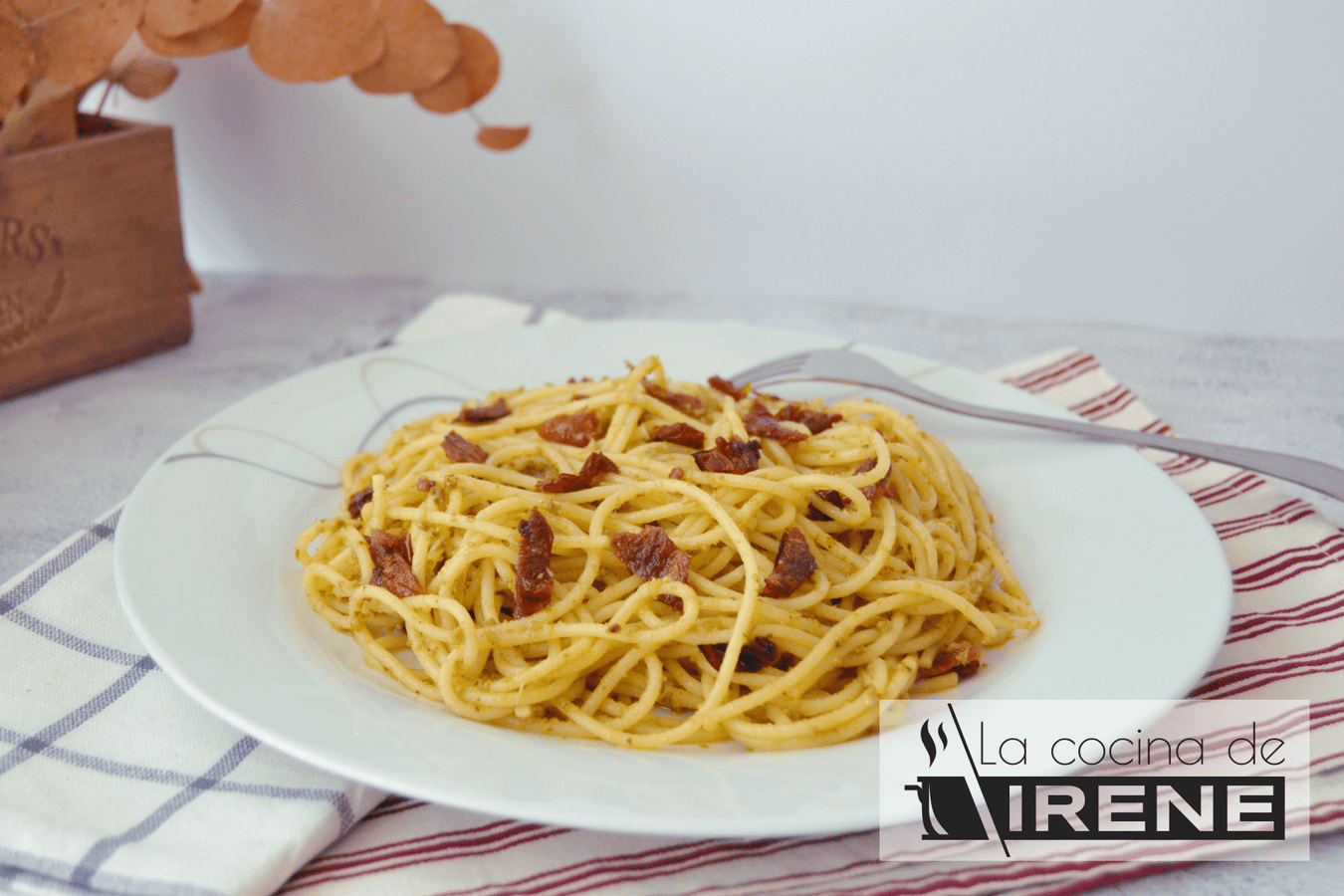 Espaguetis al pesto rojo