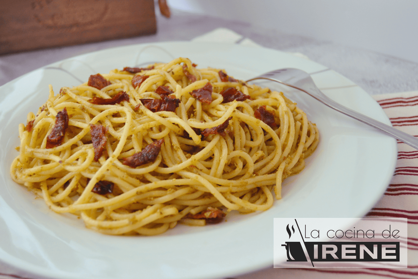 Espaguetis al pesto rojo