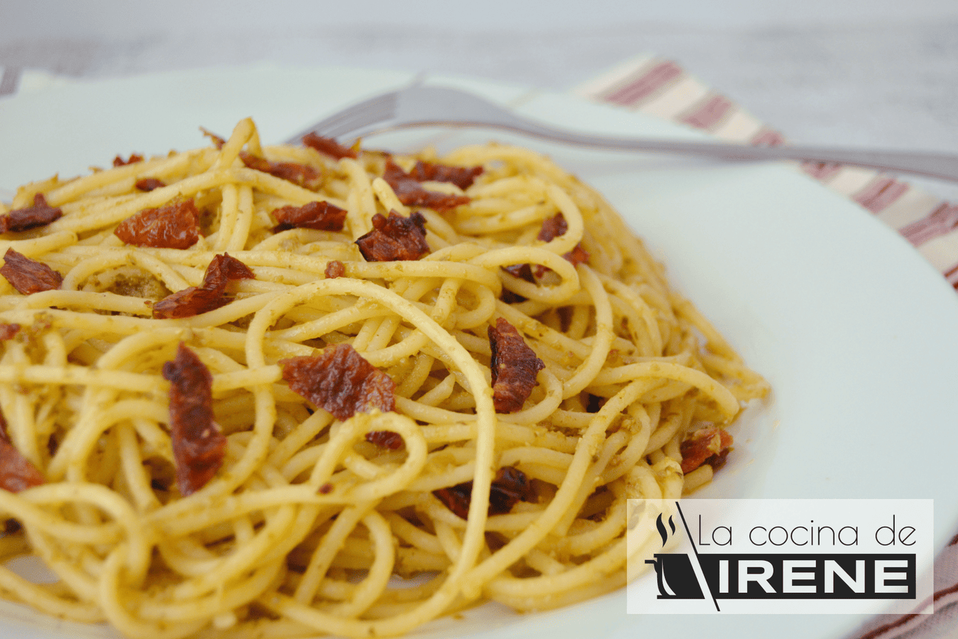 Espaguetis al pesto rojo